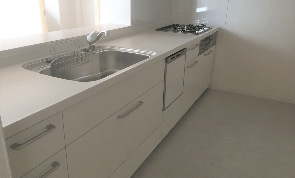 白が基調のきれいな食洗器付きキッチン