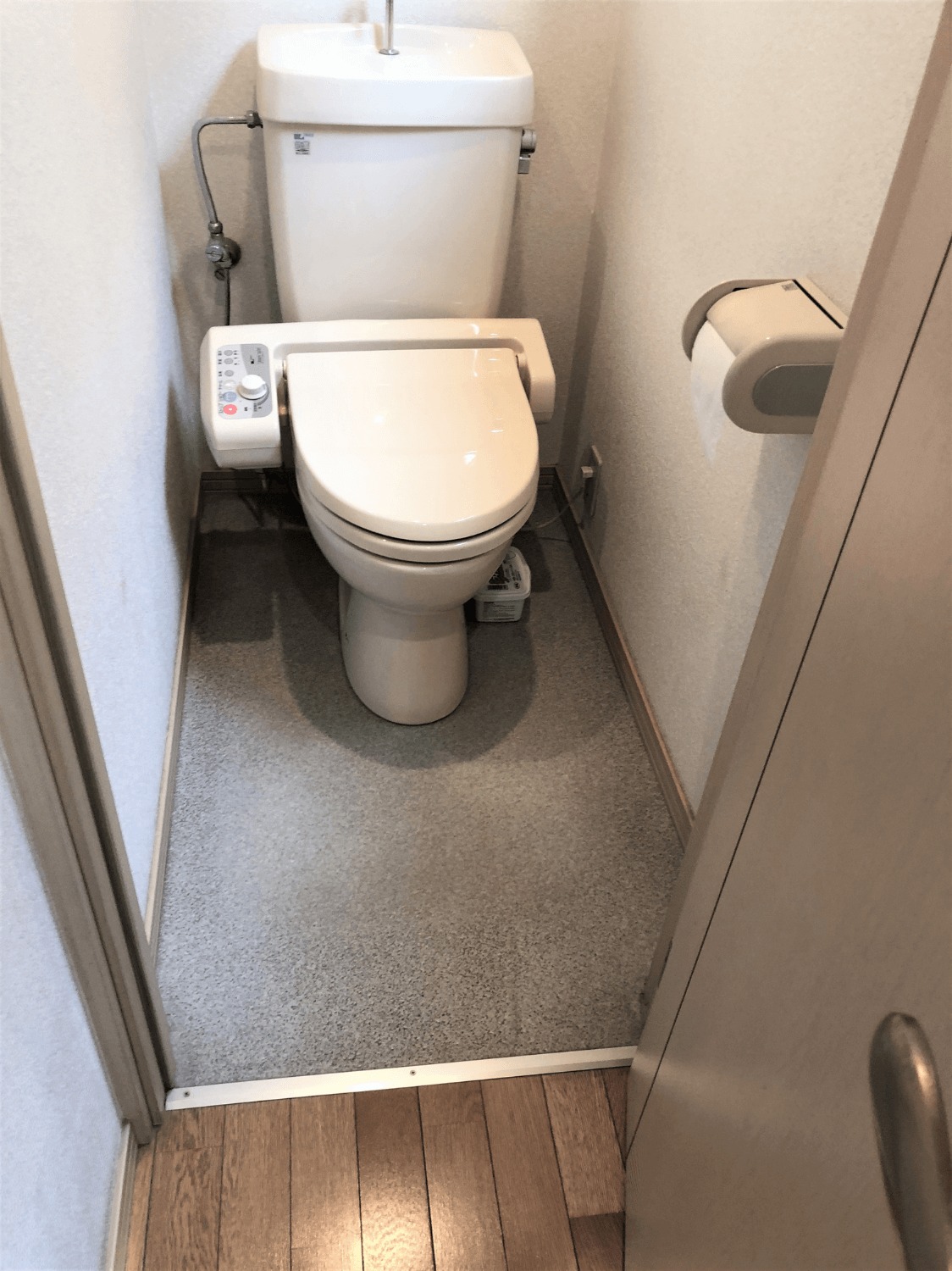 グレーの床に白いトイレ