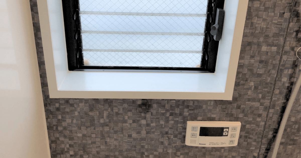 お風呂の小さな窓と給湯器の壁付けリモコン